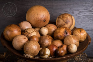 Eine Schale voller Holzkugeln